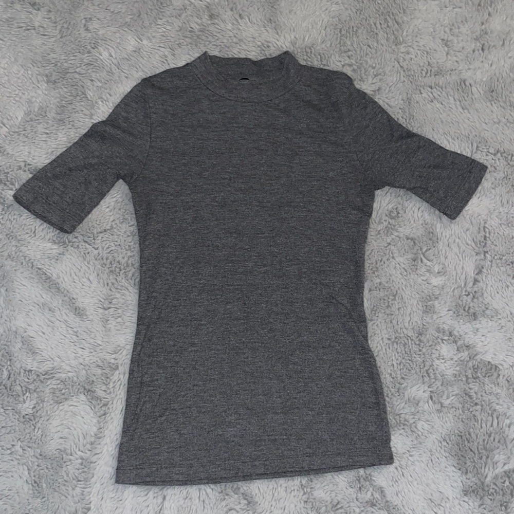 Short sleeve, low turtle neck, grey